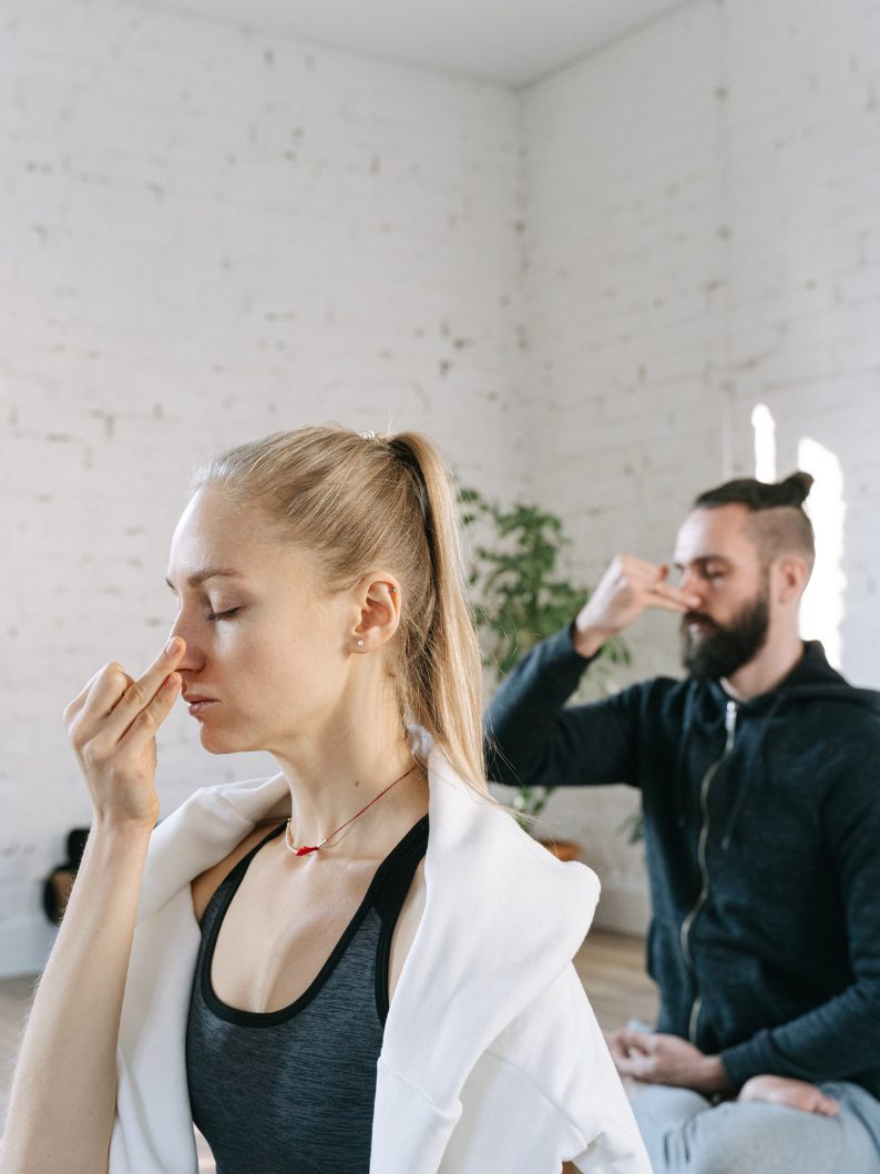 Exercice de respiration alternée, une femme et un homme assis