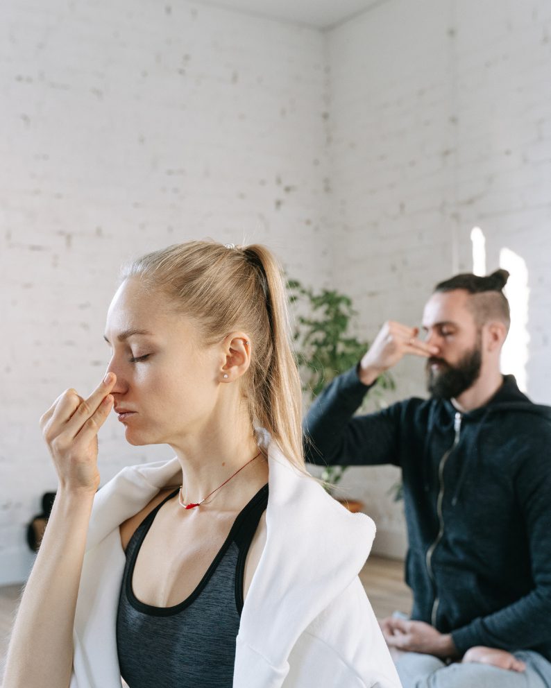 Exercice de respiration alternée en studio